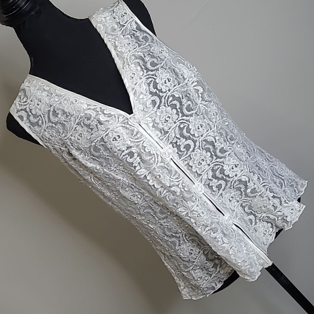 Unforgettable sz L lace camisole top with satin rosettes covering front buttons